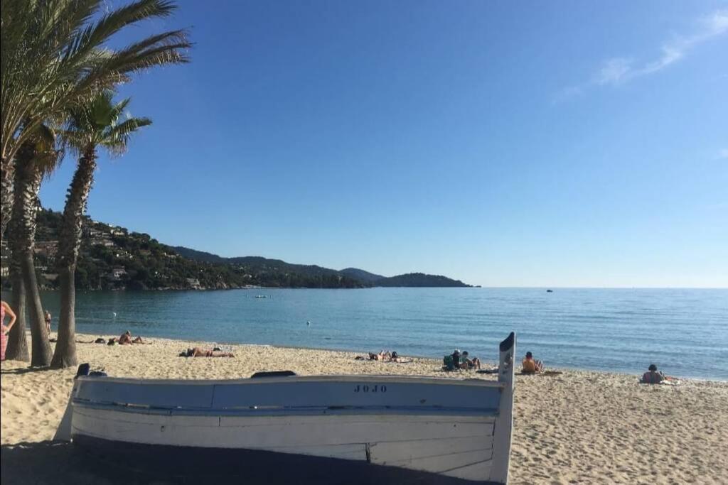 Au Petit Bonheur Vue Mer, Parking, 400M Plage Le Lavandou Exteriér fotografie